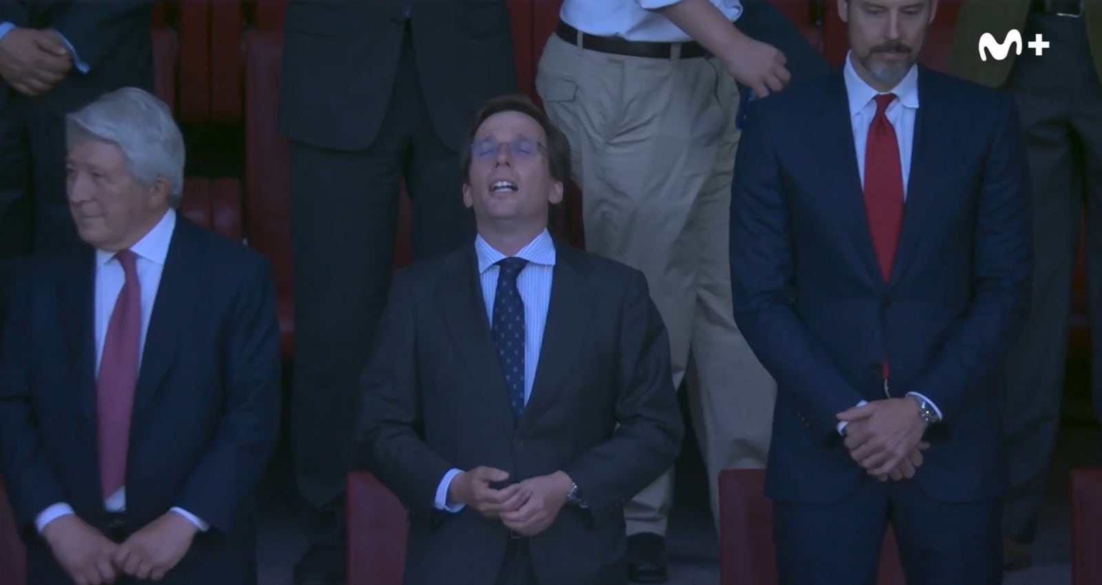 Almeida cante el himno del Atlético de Madrid, durante la previa del partido ante el Arsenal
