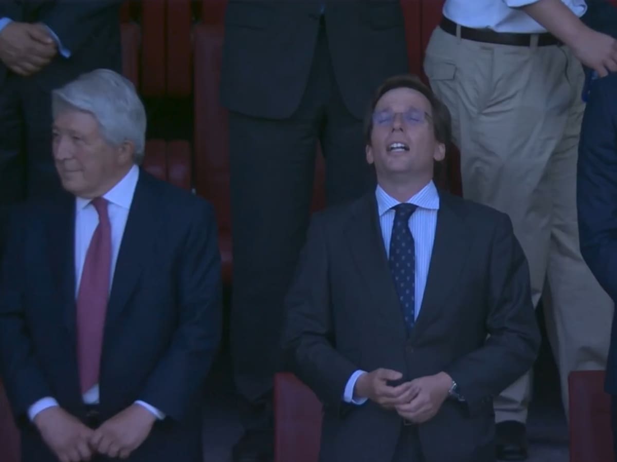 Almeida, un colchonero más en el palco: el alcalde se entregó a cantar el himno antes del Atlético - Arsenal