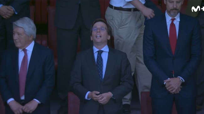 Almeida cante el himno del Atlético de Madrid, durante la previa del partido ante el Arsenal