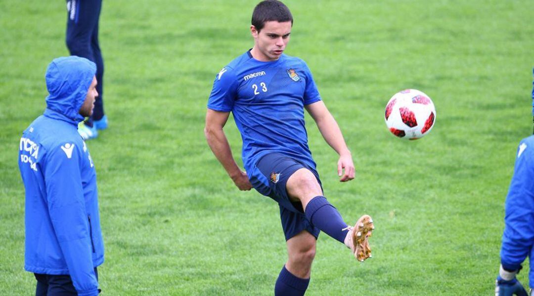 Luca Sangalli toca un balón en un entrenamiento en Zubieta