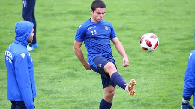 Luca Sangalli toca un balón en un entrenamiento en Zubieta