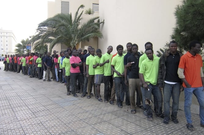 Inmigrantes haciendo cola en el CETI de Melilla