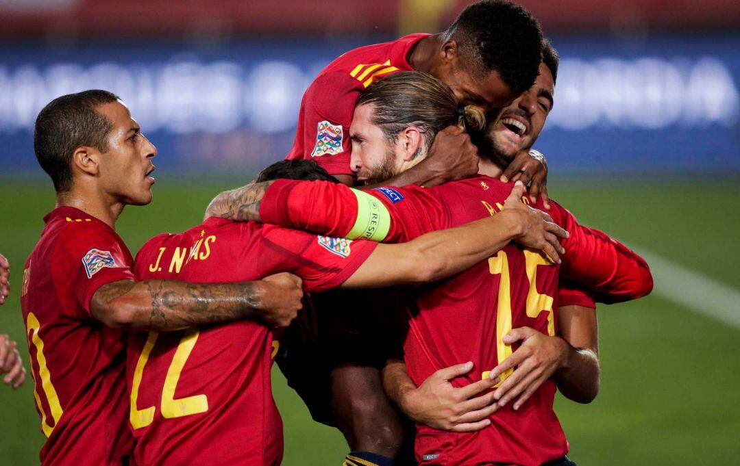 Sergio Ramos celebra un gol con la selección española.