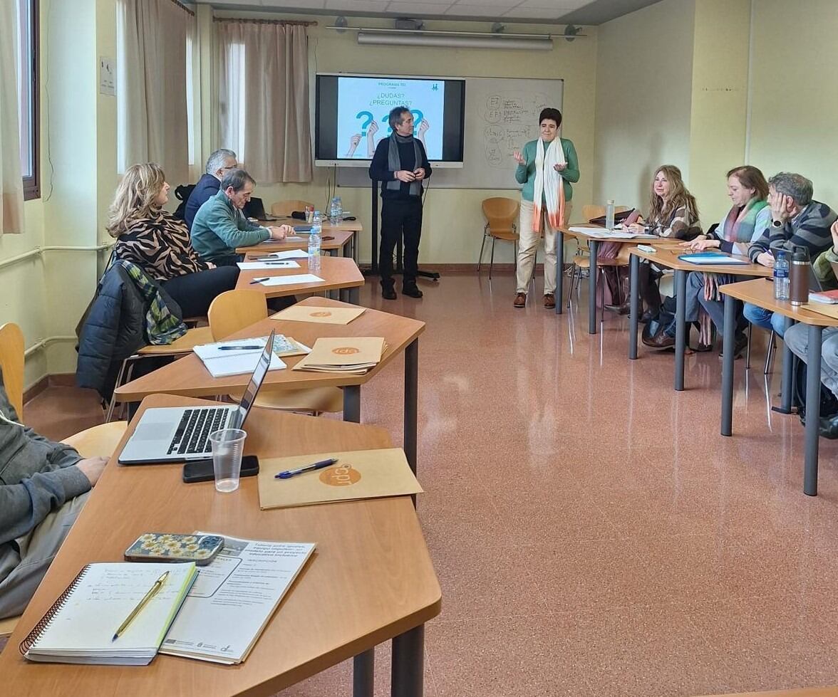 El curso se imparte en los 116 centros de enseñanza que han solicitado su adhesión .