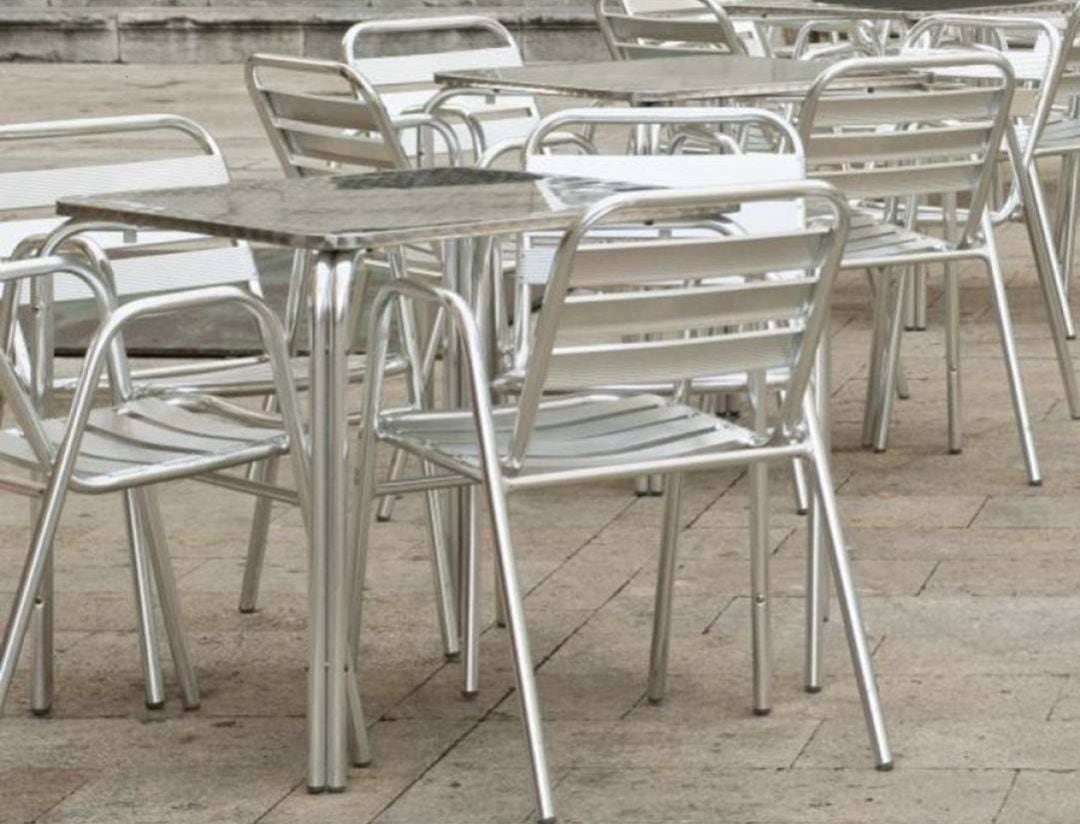 Mesas y sillas en terraza 