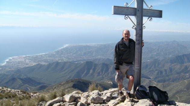 Aristóteles Moreno en la cumbre del Pico del Cielo, Málaga, tras una dura subida