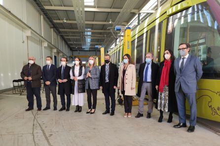 Foto de familia ante los vagones del tranvía de Jaén