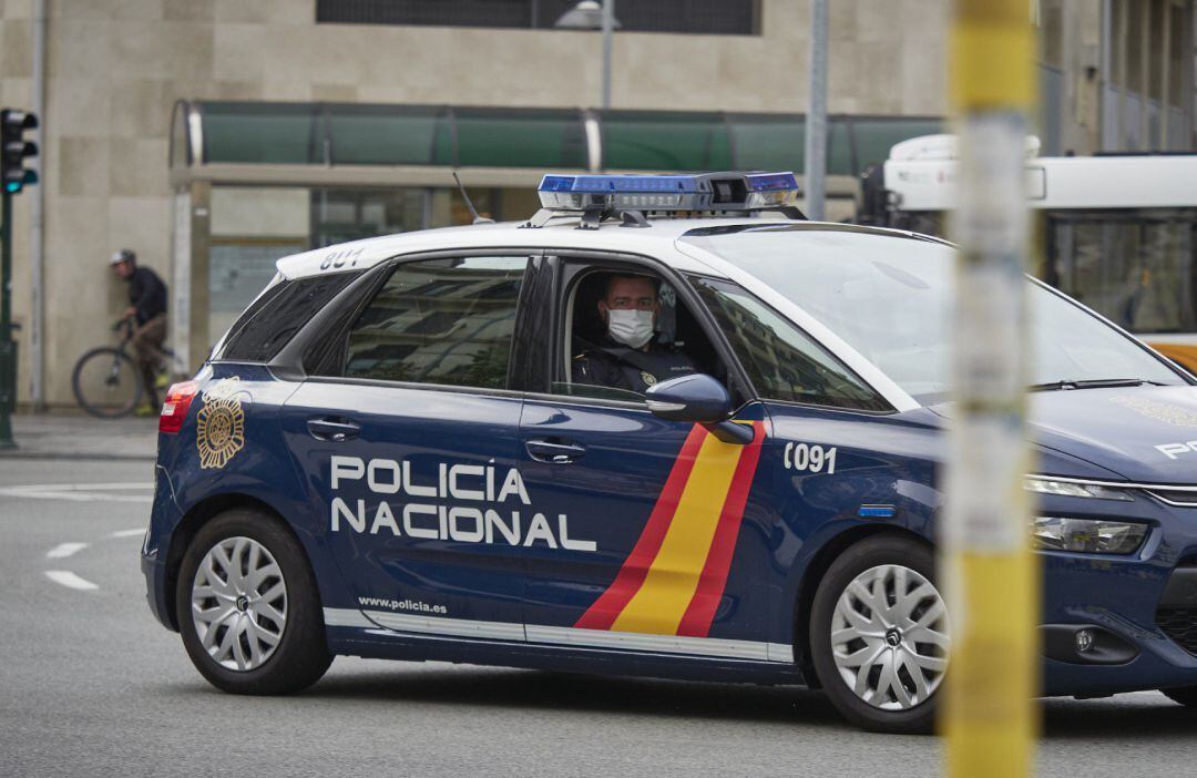 Un vehículo de la Policía Nacional patrulla por una céntrica calle de Pamplon