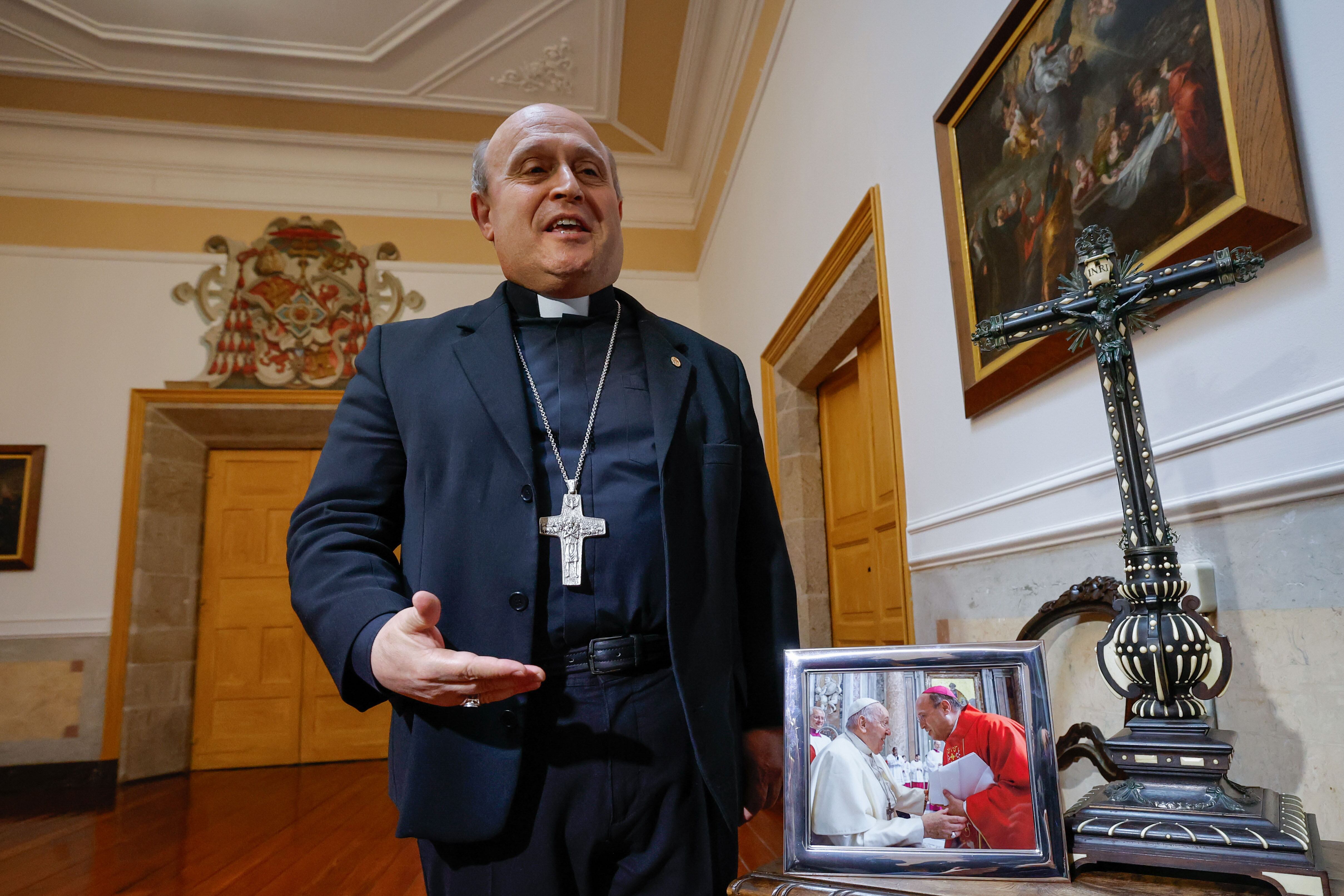 SANTIAGO DE COMPOSTELA, 21/01/2025.- El arzobispo de Santiago, Francisco Prieto, realiza declaraciones tras el fallecimiento del Papa Francisco, este lunes en Santiago de Compostela. EFE/Lavandeira jr