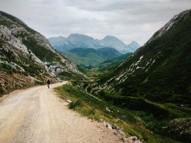 José Juan Luque de ruta por Babia, entre León y Asturias