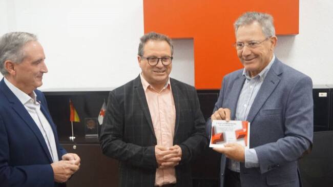 Estevan (en medio ) en un acto de Cruz Roja Elda