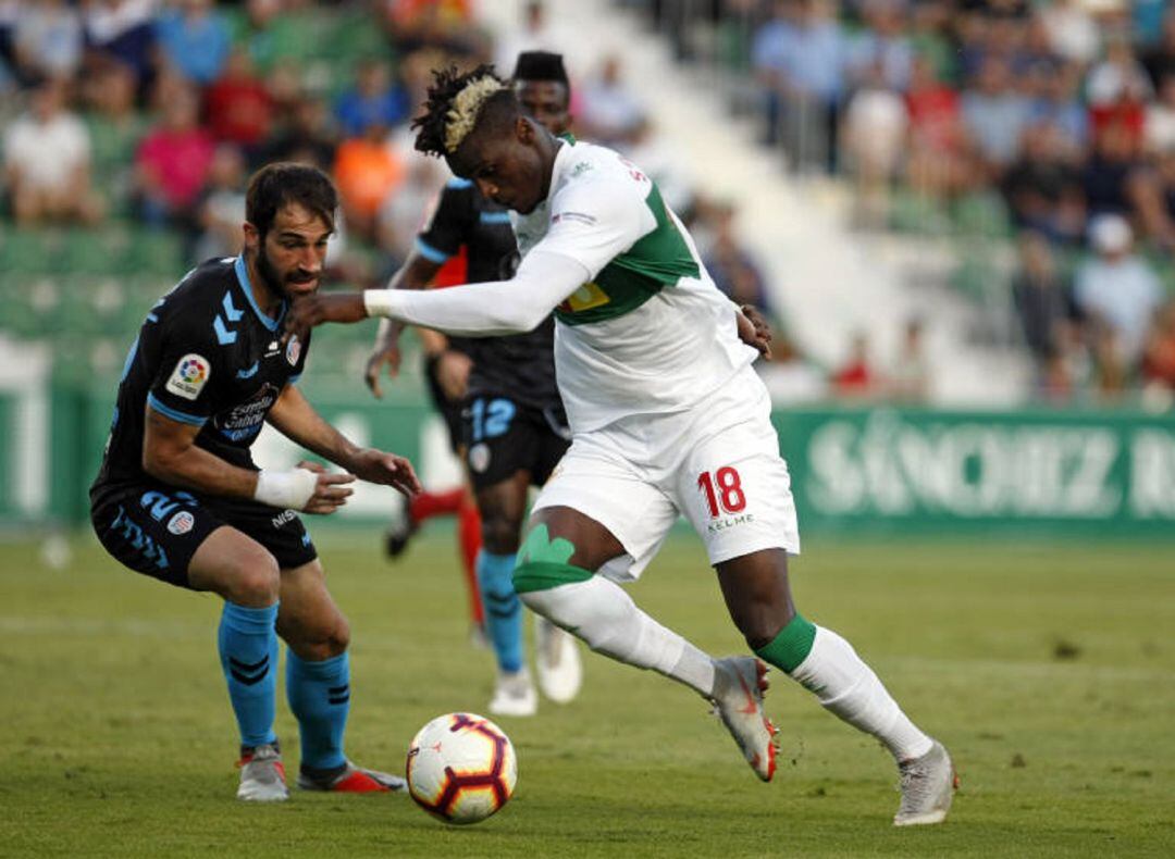 Sory Kaba conduce el balón en un partido con el Elche