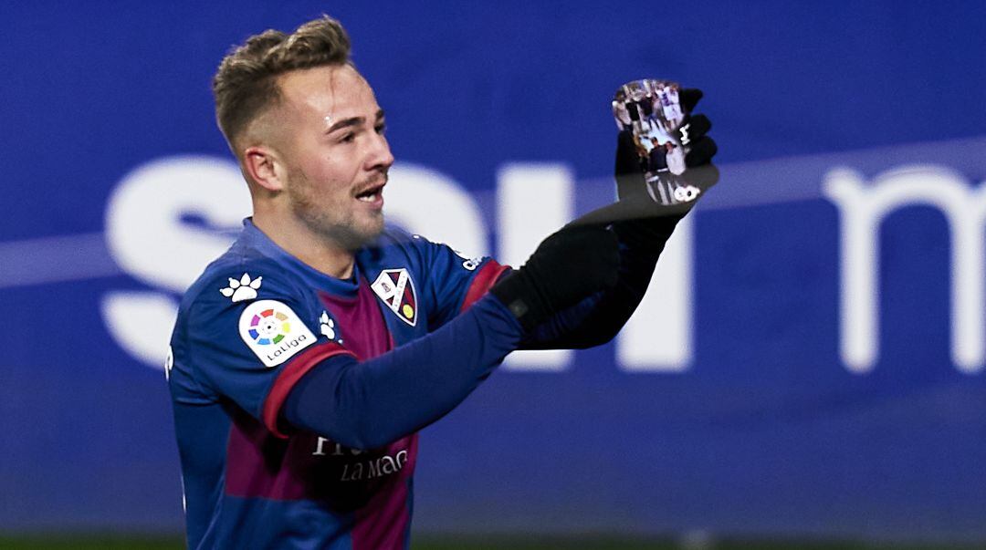 Ontiveros celebra el gol ante el Alavés mostrando una espillinera con la cara de su abuela