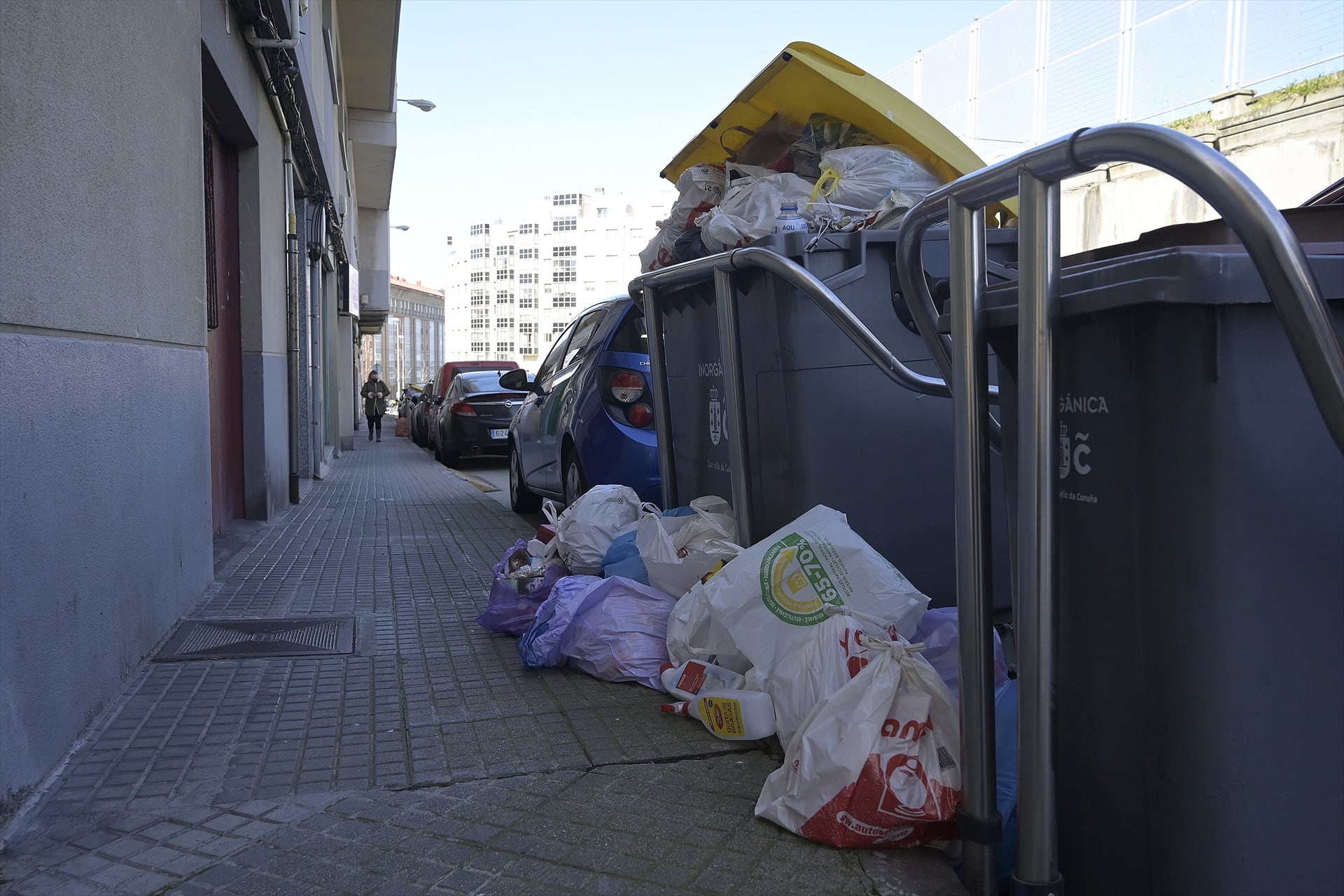 Contenedores rebosan de basura en el barrio de Monte Alto de A Coruña por la falta del servicio de recogida de basura tras las tercera madrugada de incidentes por el conflicto de la basura, a 25 de febrero de 2022, en A Coruña, Galicia (España). La segunda madrugada consecutiva por el conflicto de la basura se ha saldado con al menos seis contenedores incendiados y toneladas de basura amontonadas en contenedores desbordados con residuos que ocupan parte de las aceras y calzadas. Durante esta jornada, la Policía ha tenido que volver a escoltar algunas rutas de camiones para que las pudiese realizar con seguridad. Estos actos vandálicos se han denunciado a la Policía por parte del Ayuntamiento, la concesionaria y los sindicatos.
25 FEBRERO 2022;BASURA;CAMION;RECOGIDA;CONTENEDORES
M. Dylan / Europa Press
(Foto de ARCHIVO)
25/2/2022