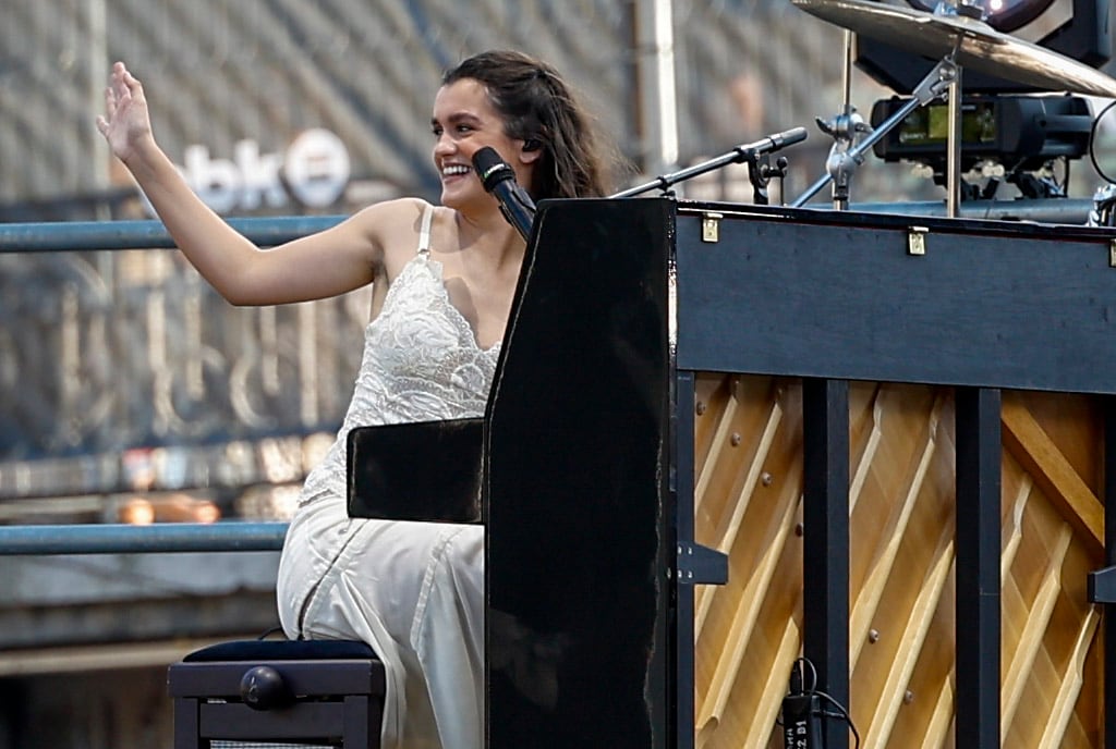 BILBAO, 28/06/2025.- La cantante y compositora Amaia durante su actuación hoy sábado en el escenario flotante instalado en la ria del Nervión de Bilbao. EFE / Miguel Toña.