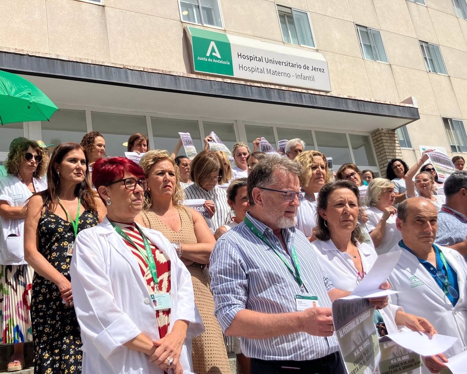 Profesionales sanitarios del Área de Jerez en la concentración frente a las últimas agresiones.