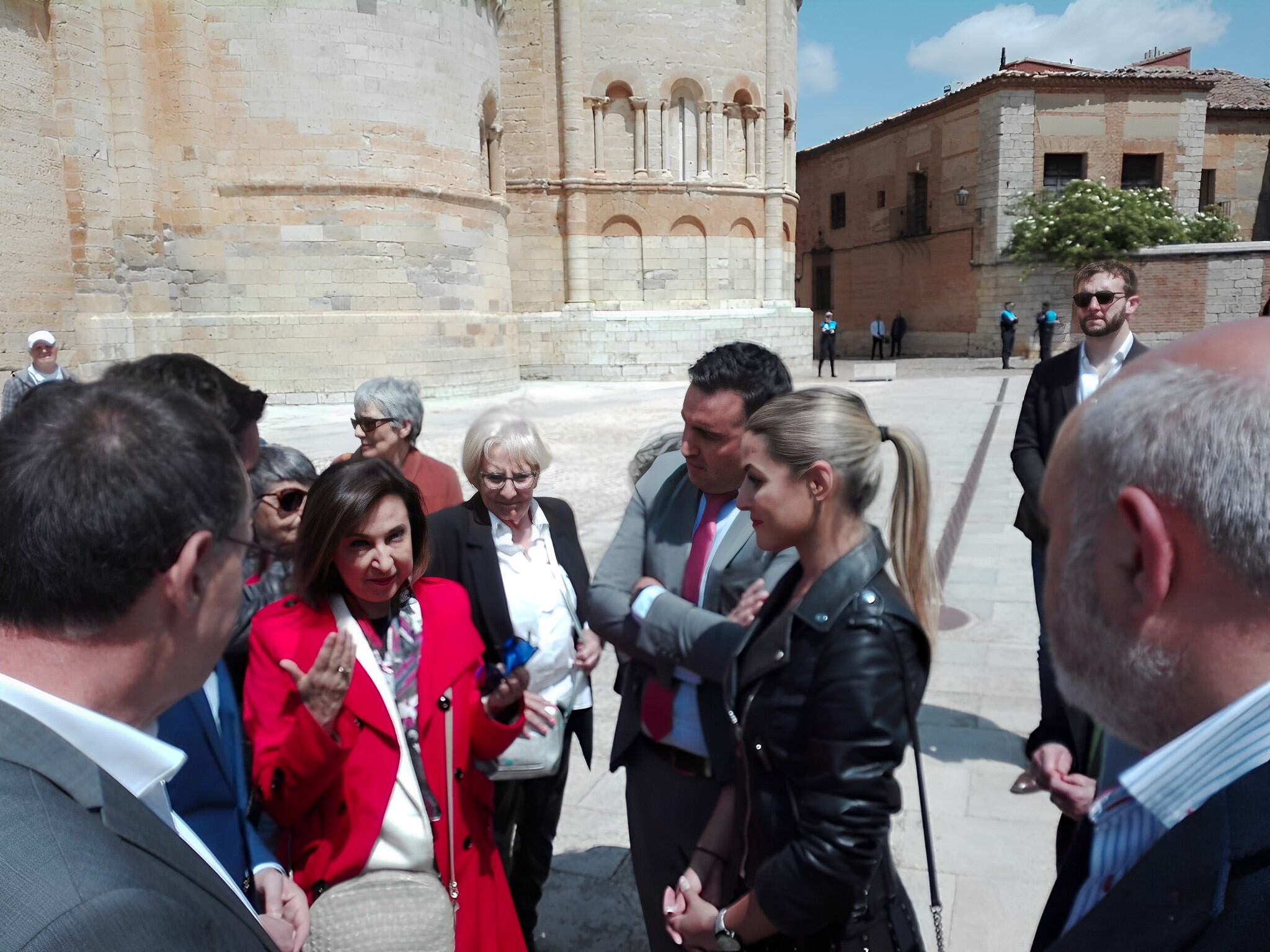 Margarita Robles departe con integrantes del Zamora 10 en su visita a Toro