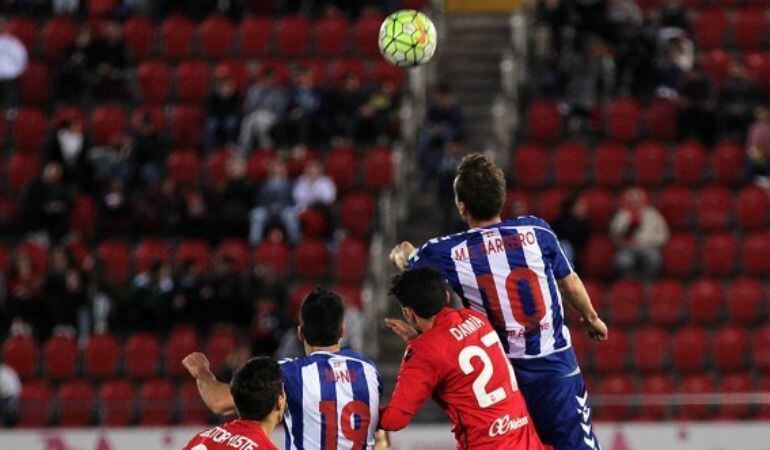 El delantero gallego Manu Barreiro pugna por un balón.