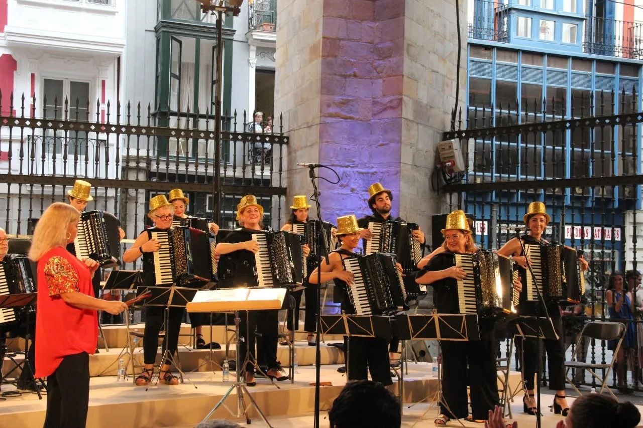 La Orquesta Sinfónica de Acordeones de Bilbao en un concierto en la Catedral de Santiago.