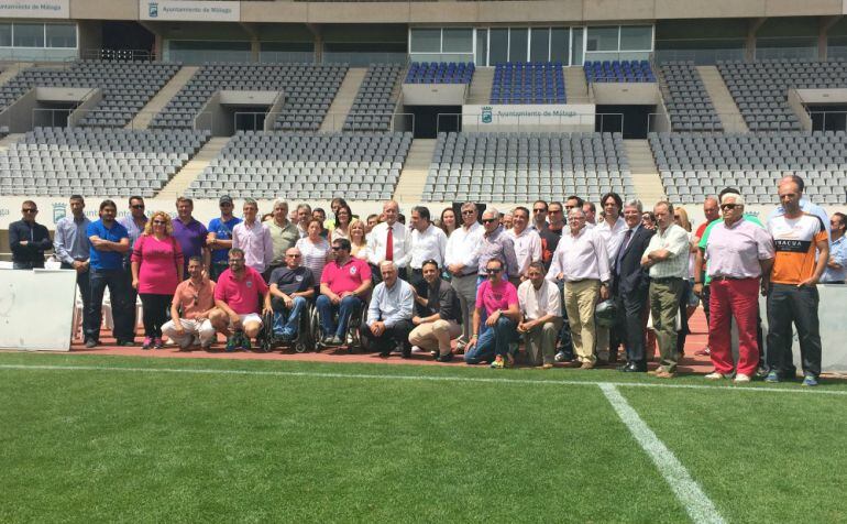 El candidato del PP, Francisco de la Torre, junto a su número dos, Elías Bendodo, y deportistas en el Estadio Municipal de Atletismo 