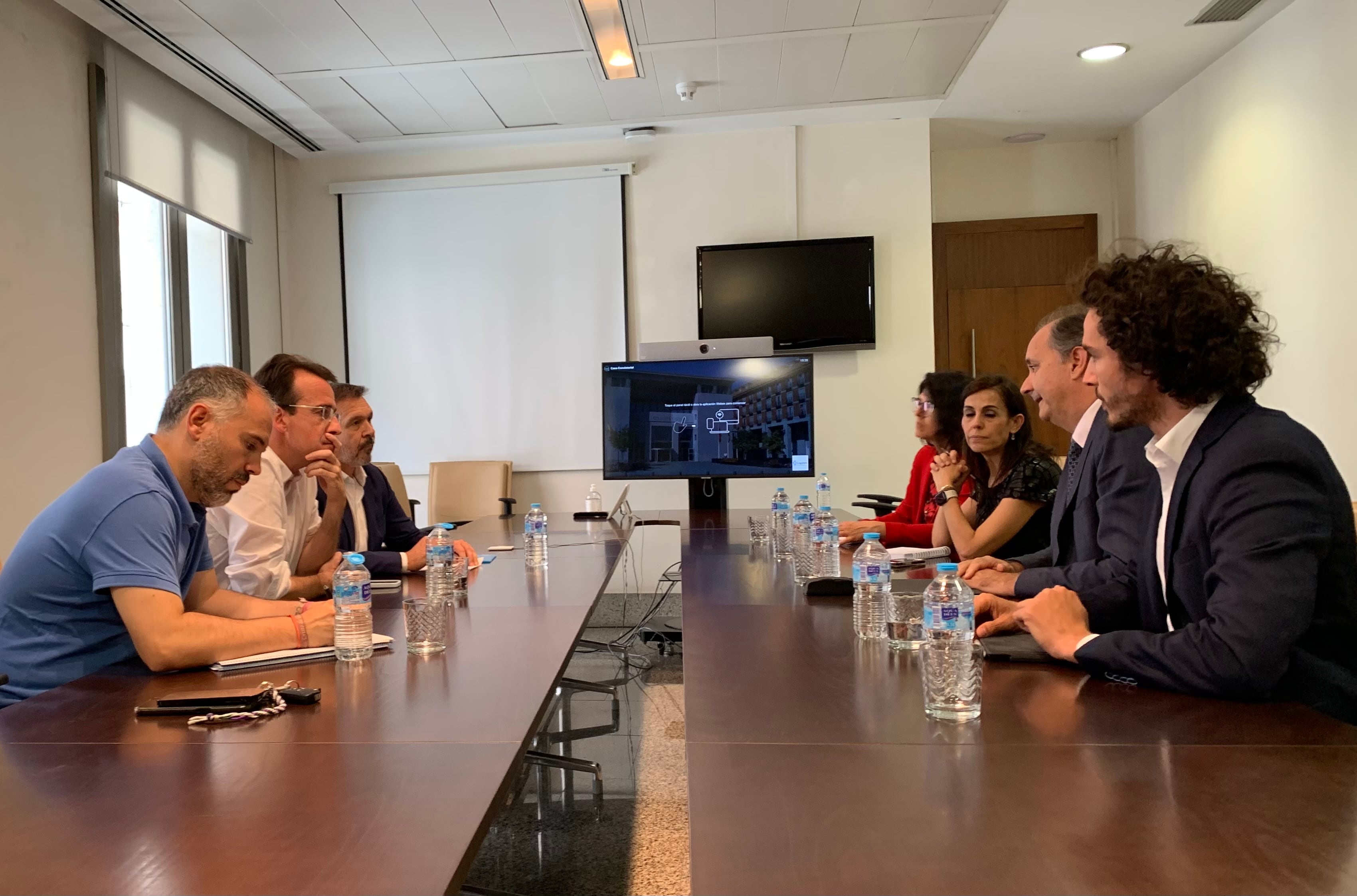 El consejero de Digitalización de la Comunidad de Madrid, Miguel López-Valverde, (2d) durante la reunión con el alcalde de Leganés, Miguel Ángel Recuenco (2i), el Primer Teniente de alcalde, Carlos Delgado (1i), y el presidente del clúster de Inteligencia Artificial Miguel Rego (3i).