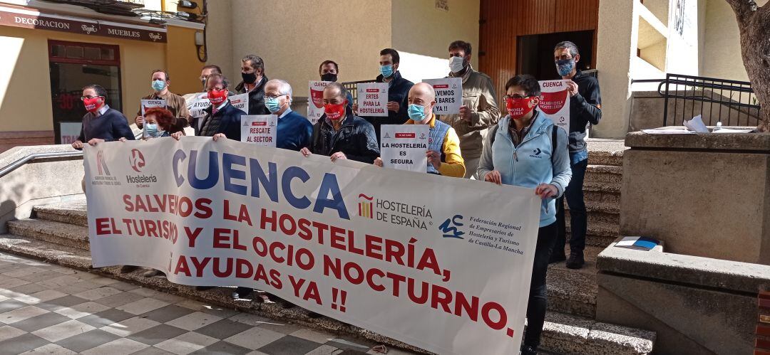 Los hosteleros se han concentrado este lunes en la Plaza de la Hispanidad