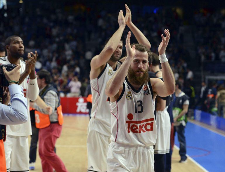 Los jugadores blancos celebran la victoria ante en Anadolu Efes