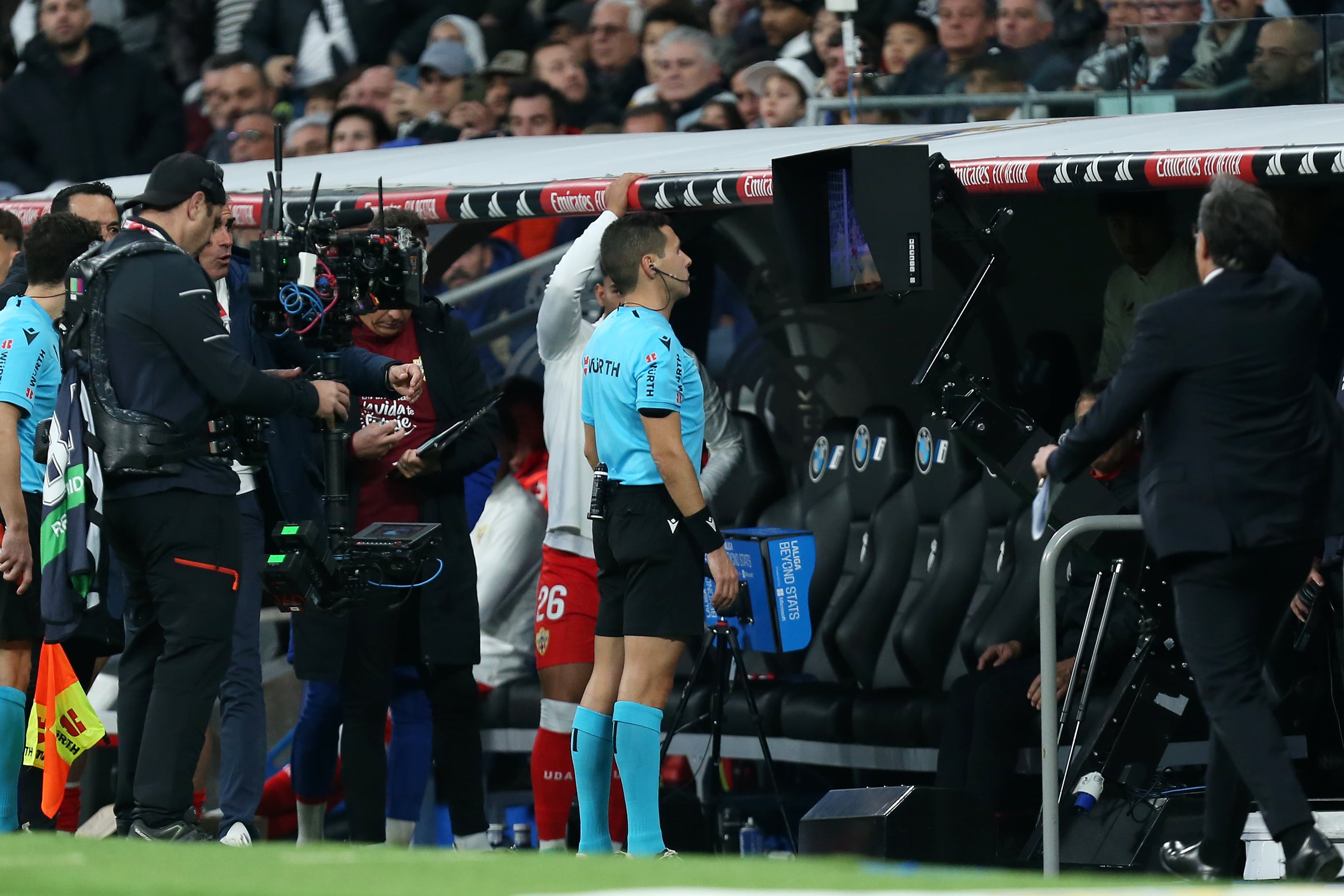 El colegiado Hernández Maeso revisando una de las acciones en el monitor del VAR. (Photo by Florencia Tan Jun/Getty Images)