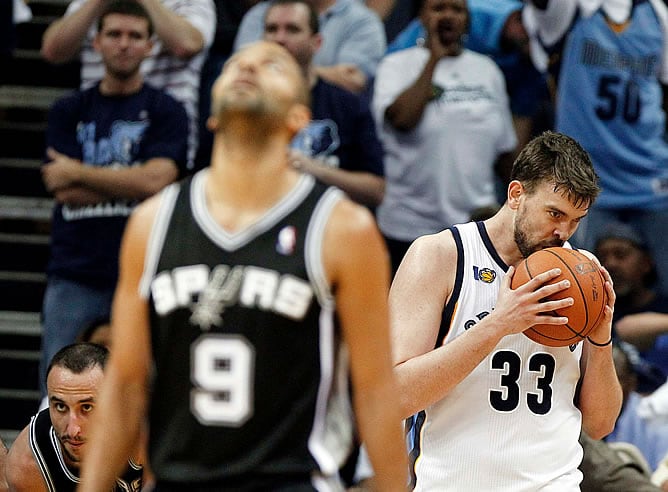 Marc Gasol besa la pelota ante la presencia de Tony Parker