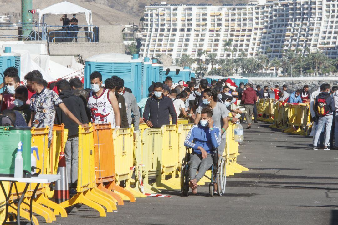 Inmigrantes en el Muelle de Arguineguín, en Gran Canaria