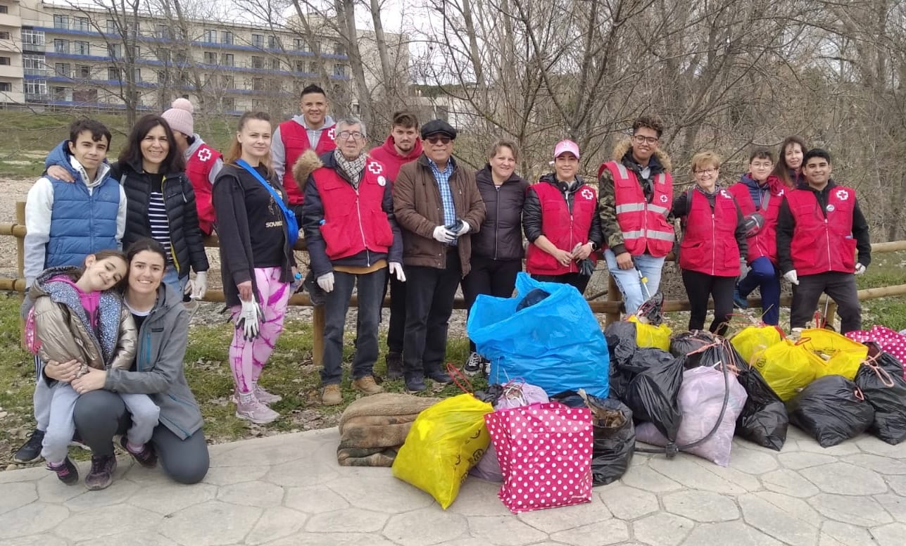 Grupo de voluntarios de Cruz Roja en la recogida de basuraleza en el río Júcar, en Cuenca.