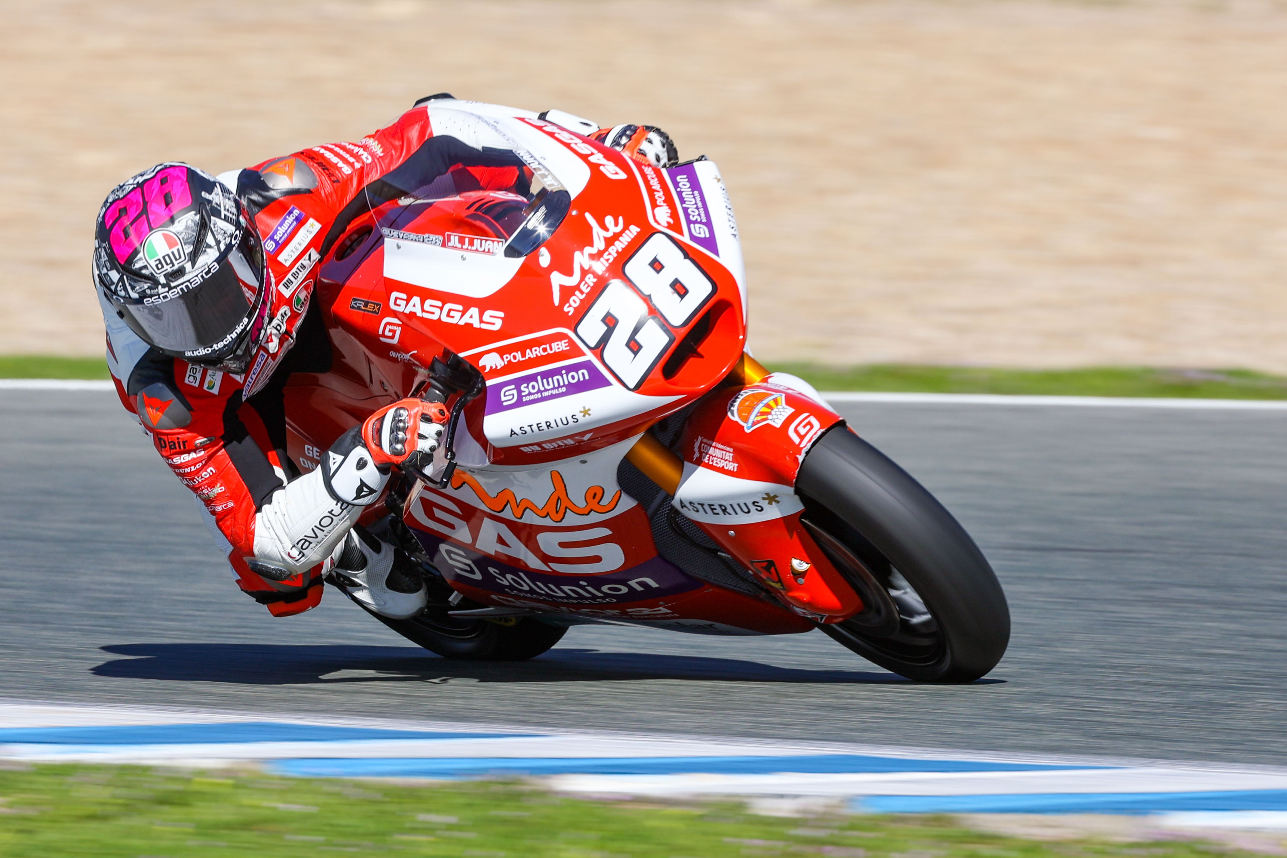 Izan Guevara durante la sesión de entrenamiento de Moto2 en Jerez