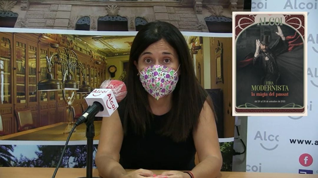 Lorena Zamorano, edil de Turismo, presentando el cartel que anuncia la Fira Modernista de 2021.