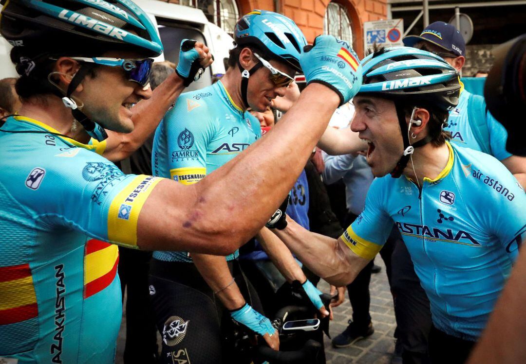 El español Ion Izagirre celebra con sus compañeros del equipo Astana la victoria en la Itzulia 2019, tras una última corta etapa.