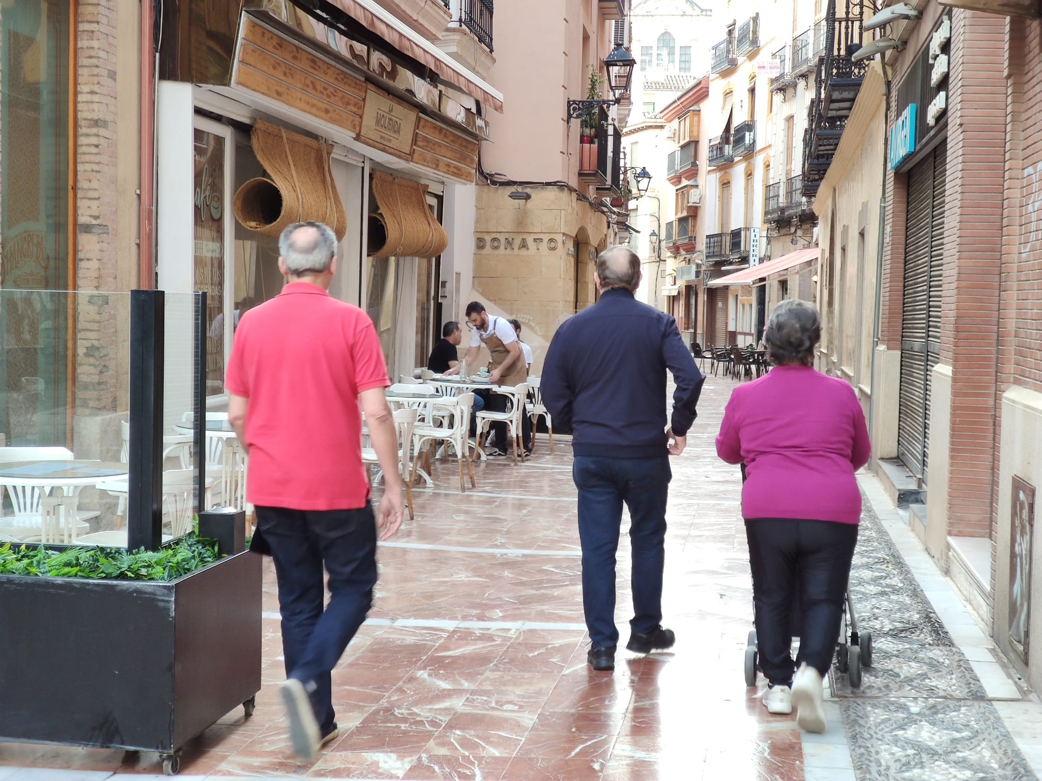 La calle Cerón, de Jaén capital, con personas paseando y sentadas en una terraza de bar