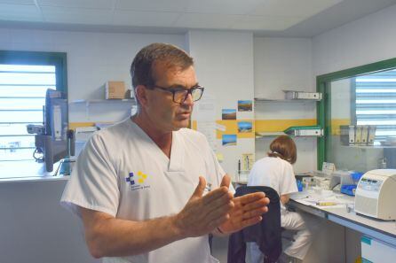 El jefe del laboratorio, Miguel Ángel López, explica cómo analizan las muestras sospechosas.