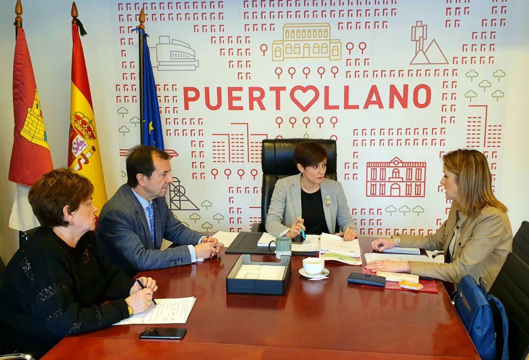 La europarlamentaria Cristina Maestre reunida en Puertollano con la alcaldesa y los concejales Ana Carmona y Félix Grande