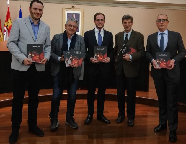 Momento de la presentación del libro &quot;La esencia&quot; de Daniel Cuesta en la Diputación de Segovia