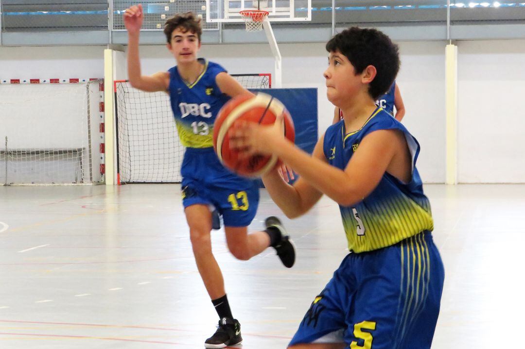 Jugador lanzando al aro.