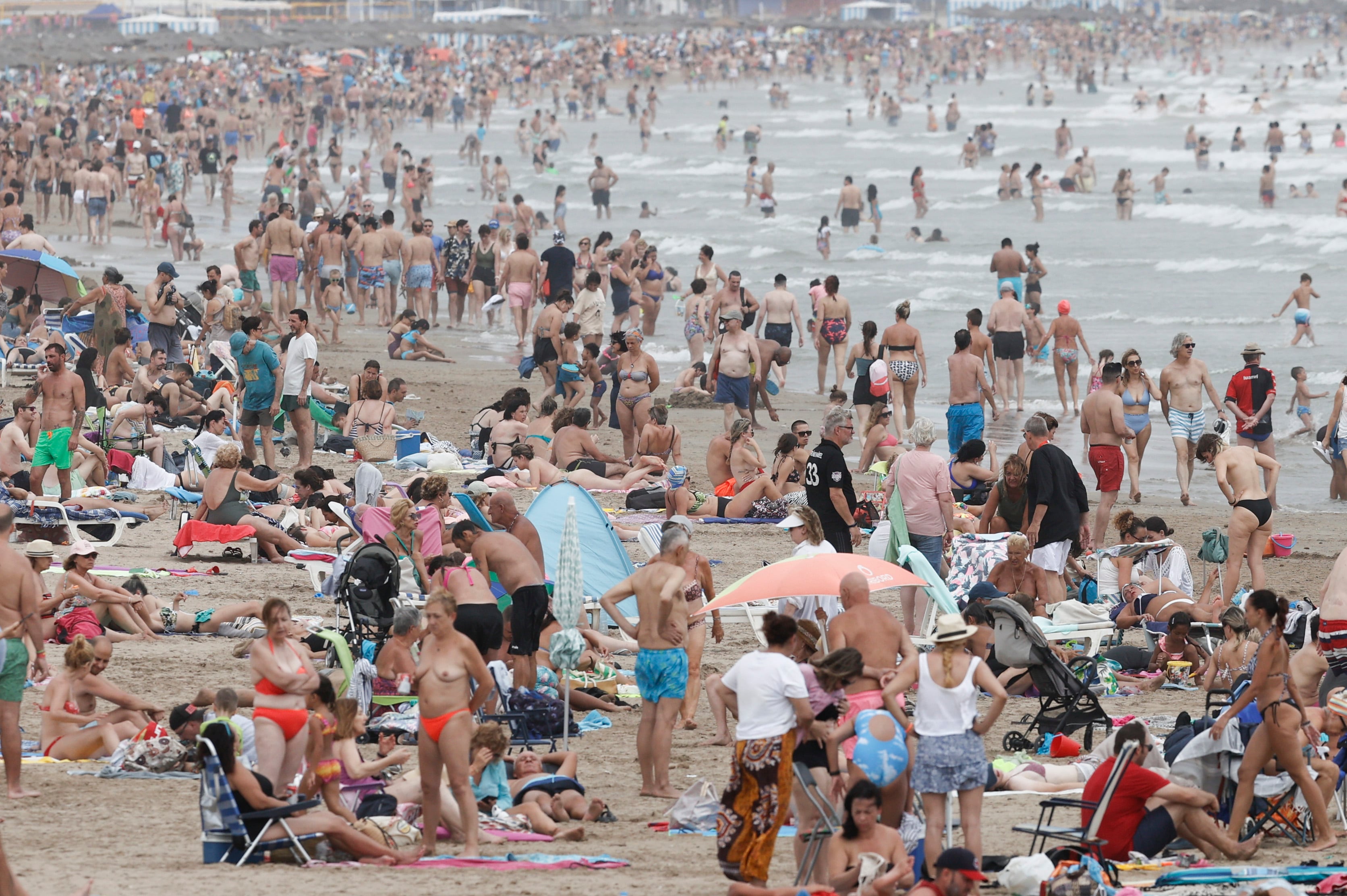 Millones de bañistas se congregan en las playas de España.