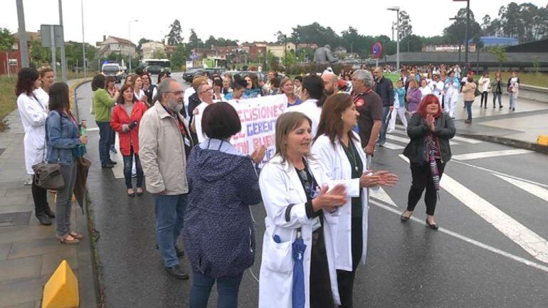 Los trabajadores marcharon al rededor del hospital.