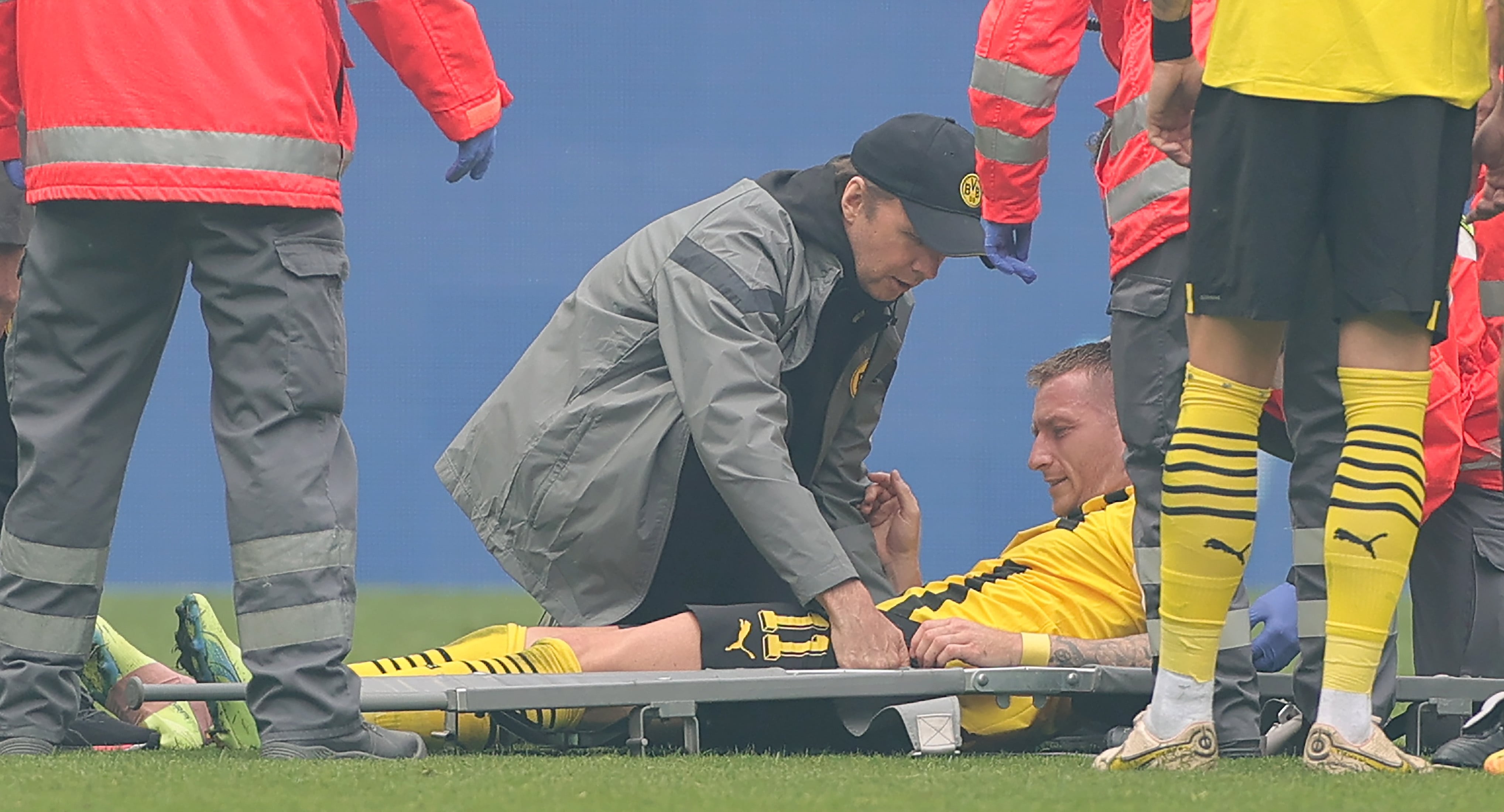 Marco Reus se retira del campo lesionado durante el Borussia Dortmund 1-0 Schalke 04.