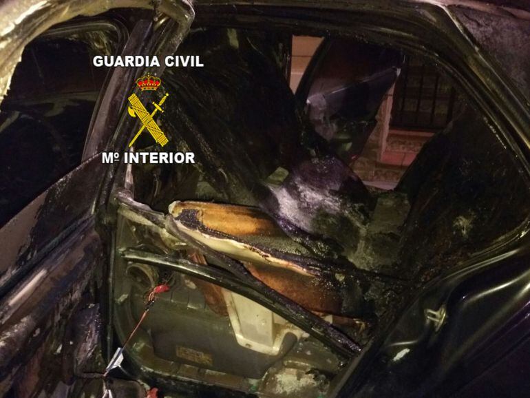 Vehículo incendiado en Torreperogil