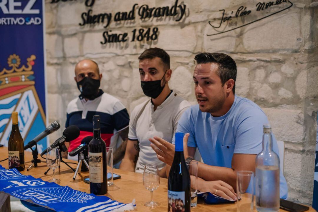 Juan Díaz durante la presentación de Carlos Calvo