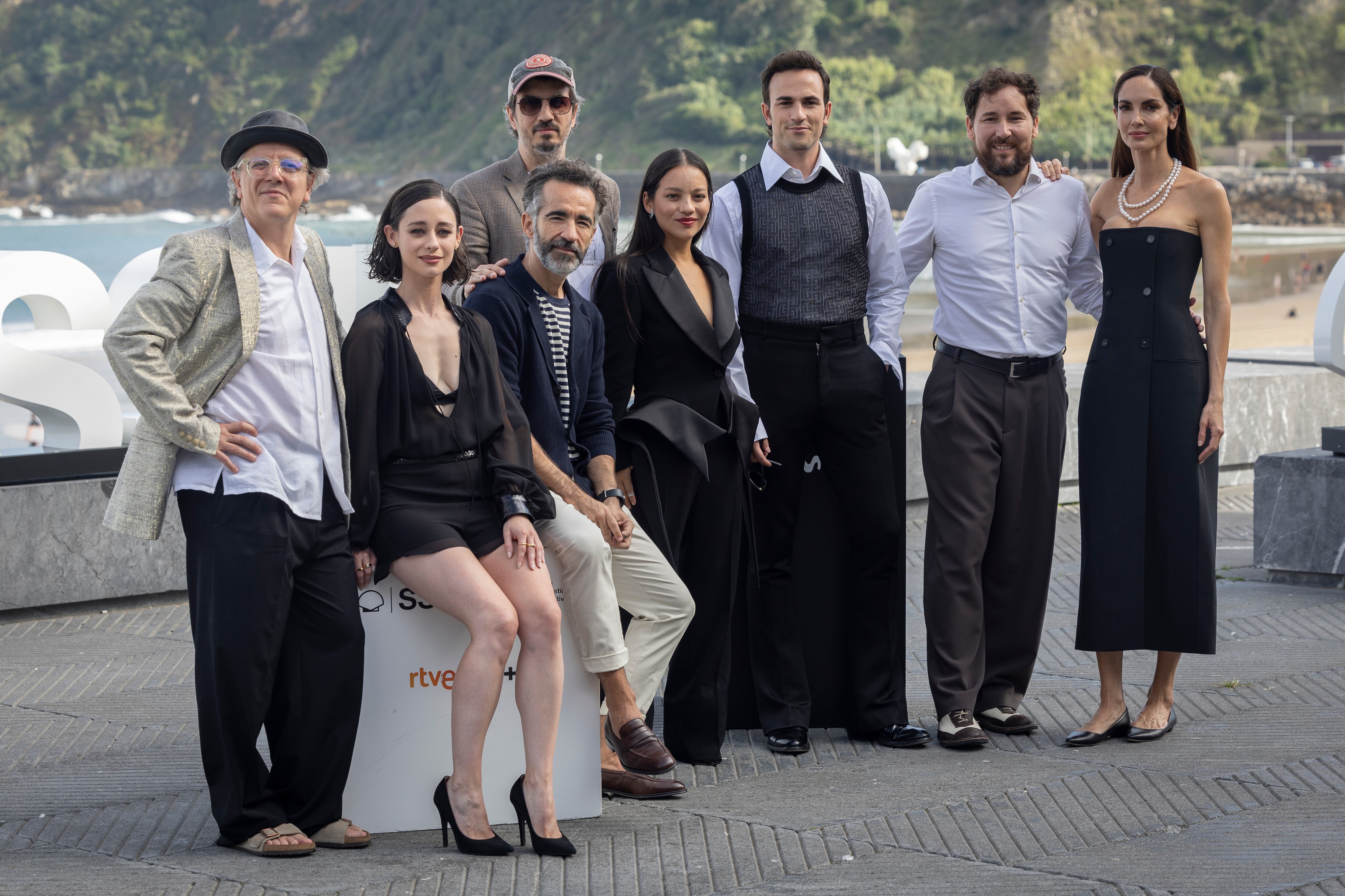El director y los actores durante la presentación de "Camilo Superstar" este miércoles en el 71 Festival Internacional de Cine de San Sebastián. EFE/Javier Etxezarreta