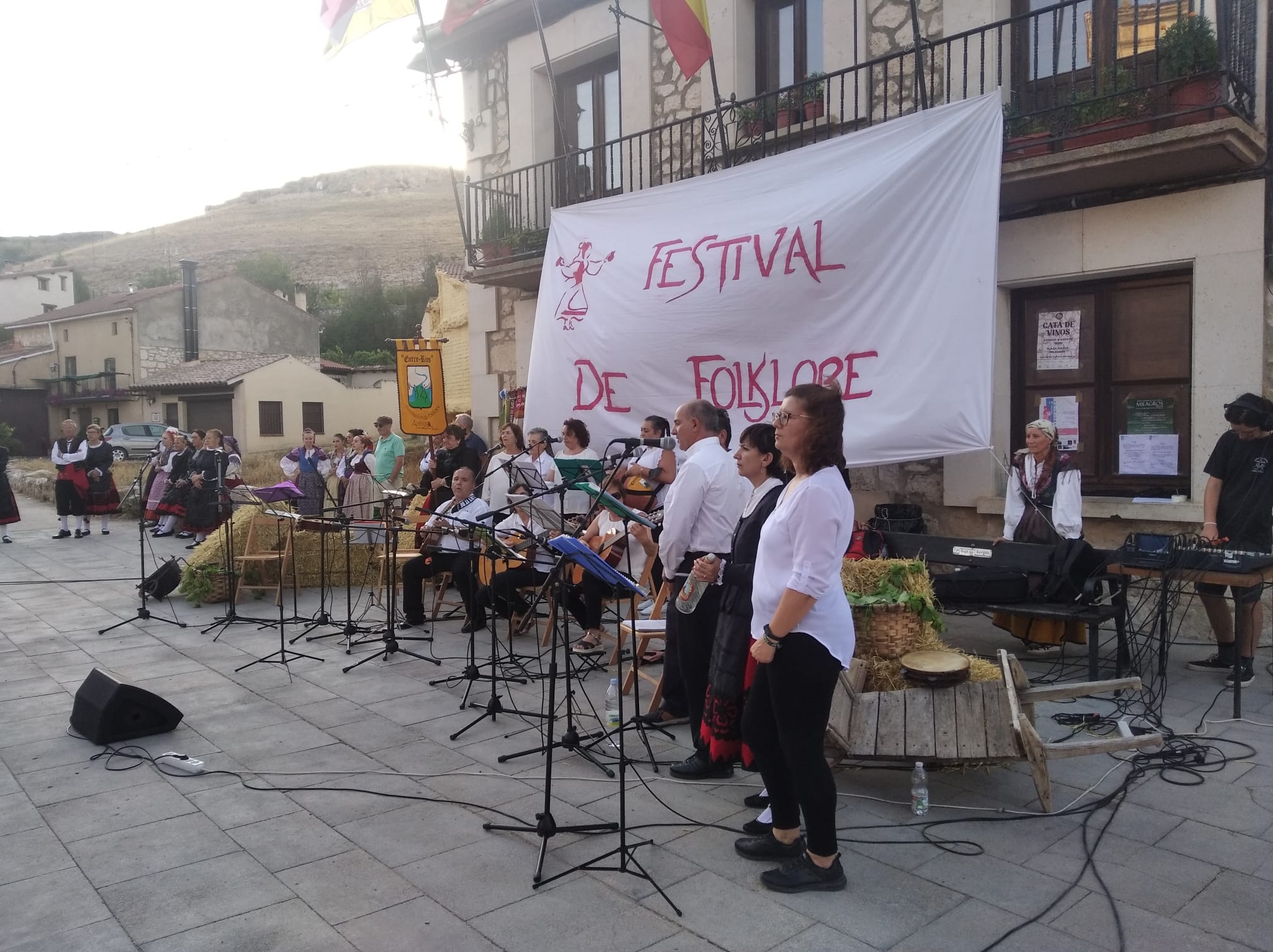 Coro y rondalla del grupo arevalense