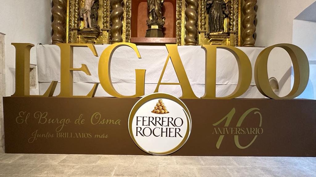 Tótem de la campaña de iluminación de la Navidad con Ferrero Rocher.