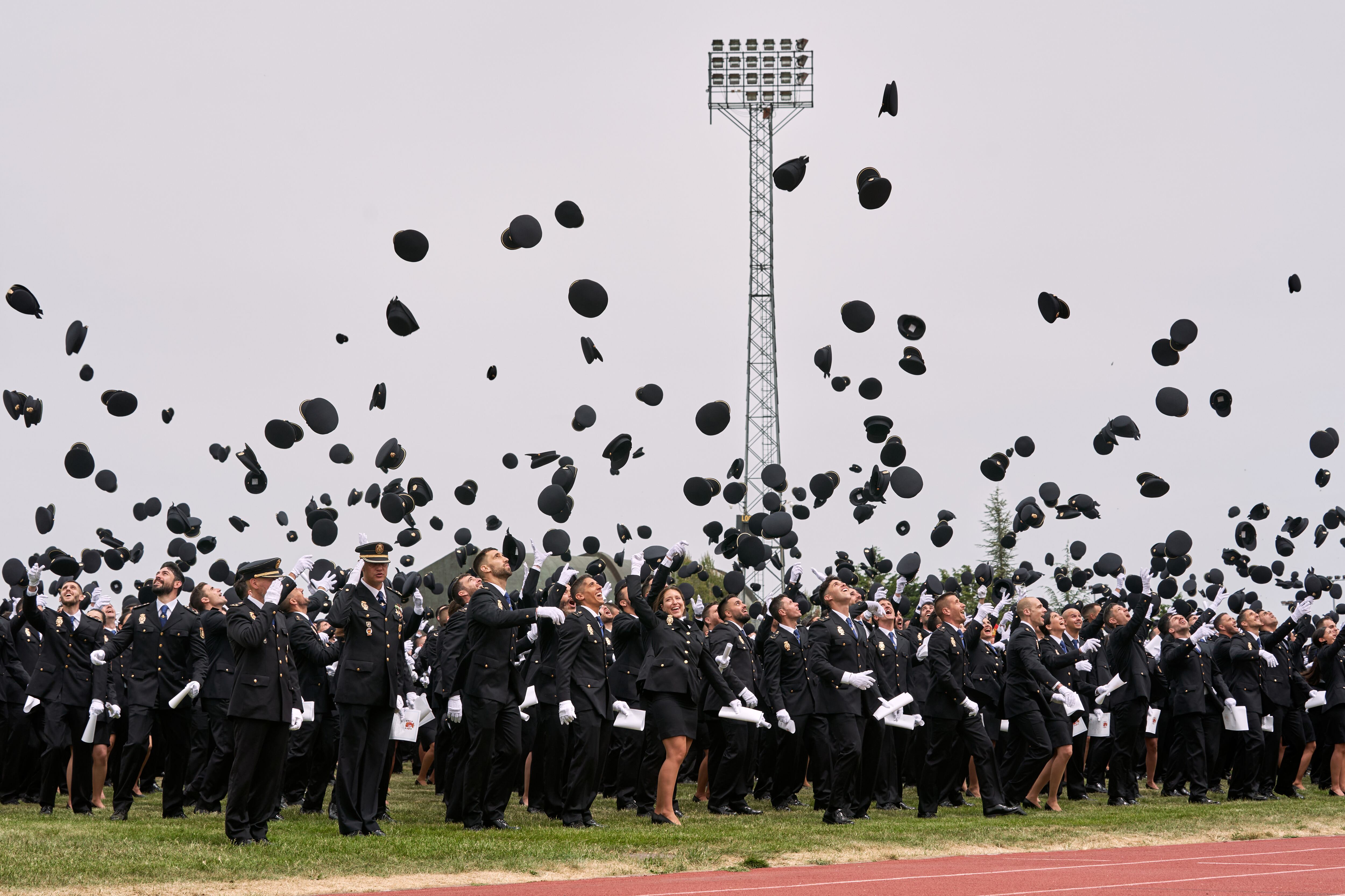 Los nuevos agentes lanzan sus gorras durante el acto de jura o promesa de la XXXVI promoción de la Escala Básica el pasado mes de mayo en la Escuela de Policía de Ávila