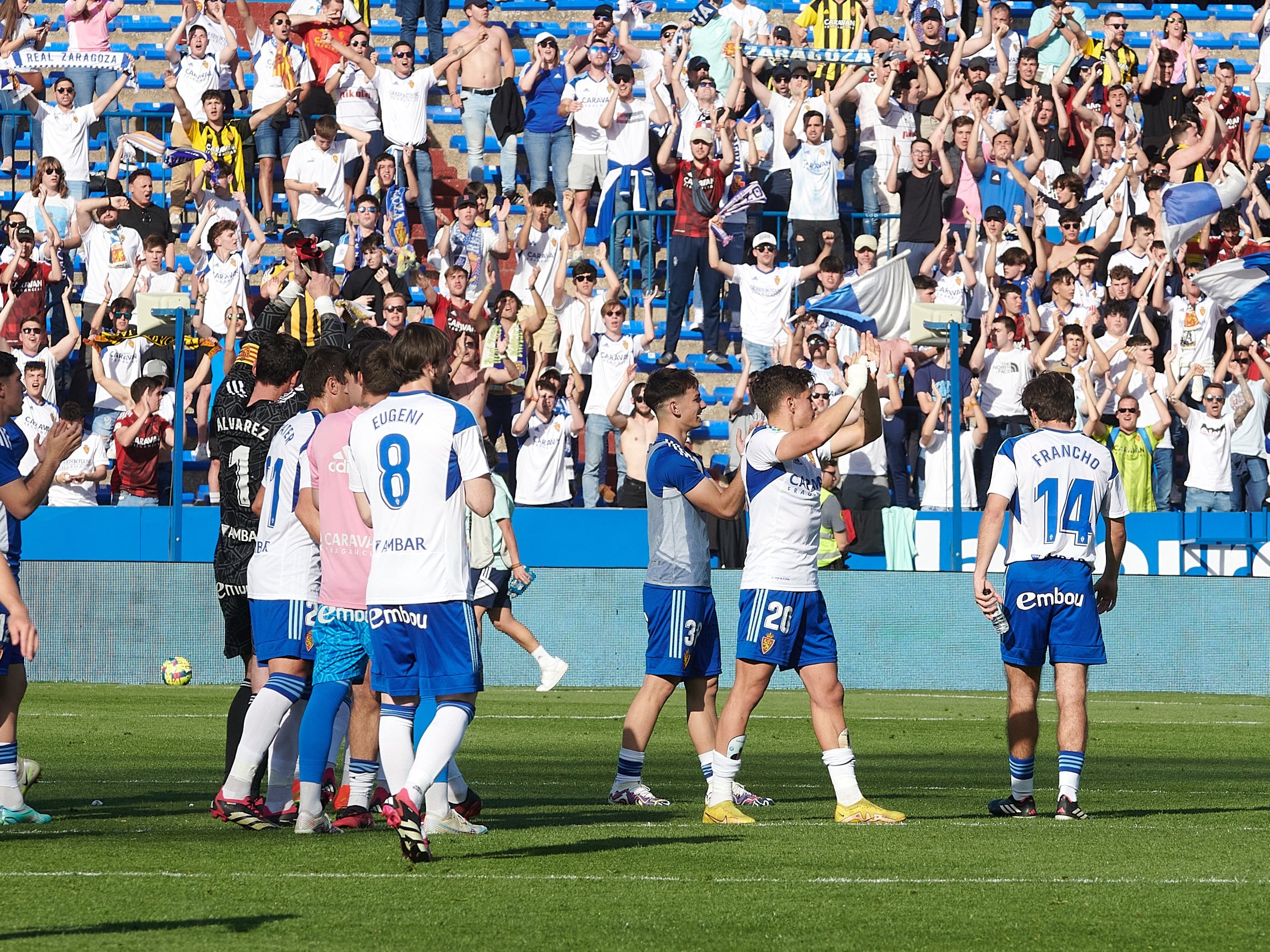 Los jugadores del Real Zaragoza gradecen a la afición el apoyo, tras ganarle al Granada