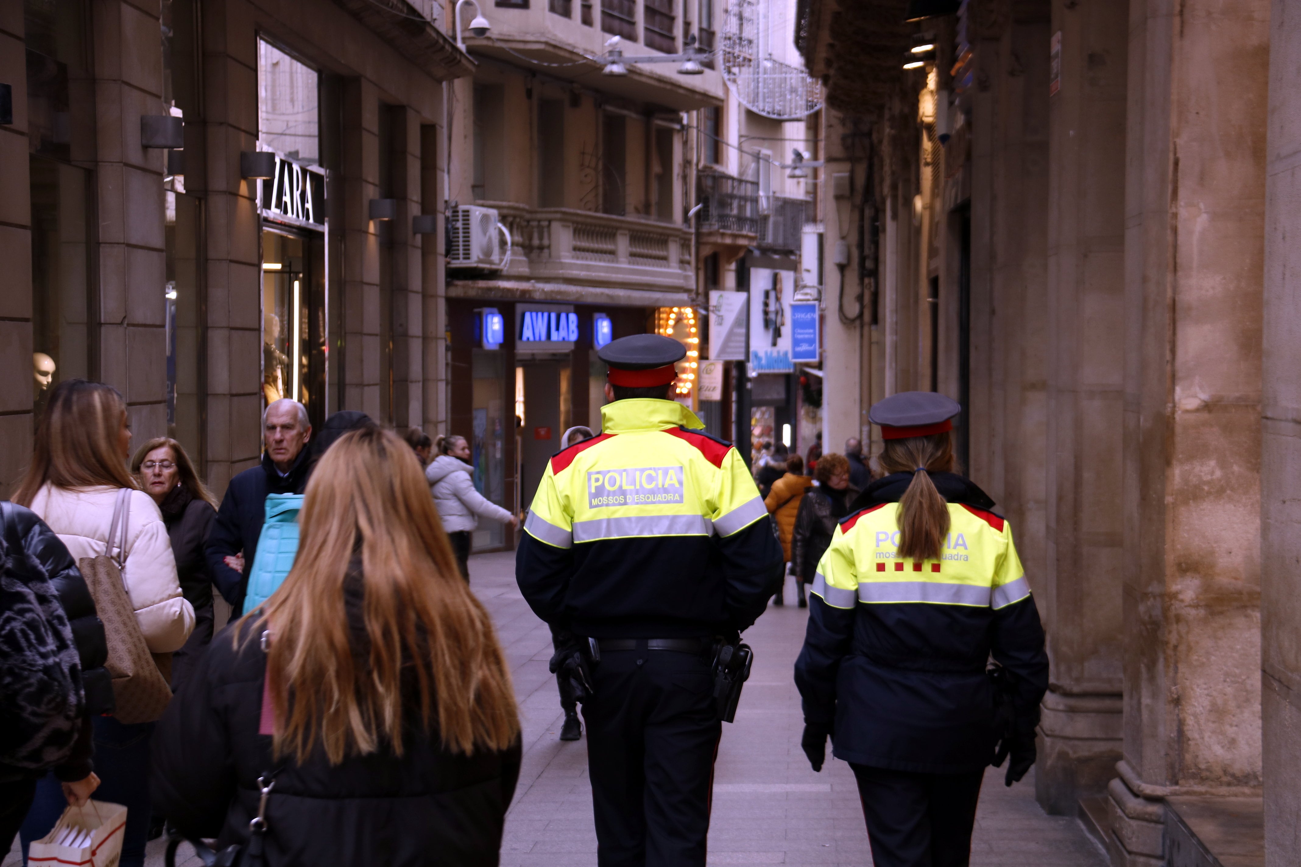 Agents dels Mossos d'Esquadra patrullant per l'Eix Comercial durant aquest pont de la Puríssima de 2022. Foto: ACN